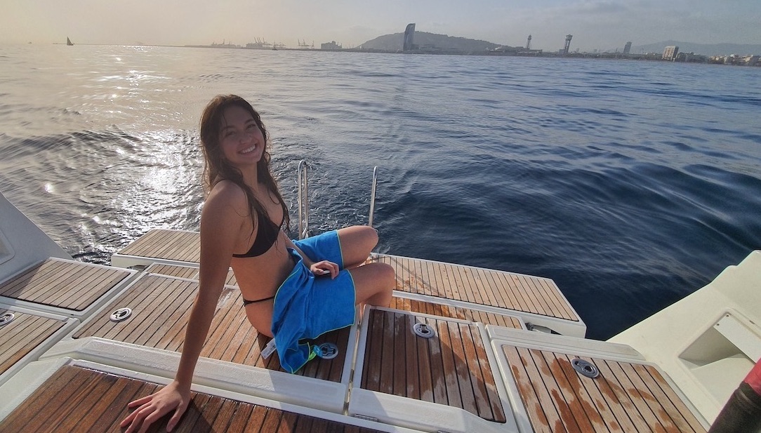 Paseo en velero al atardecer en Barcelona