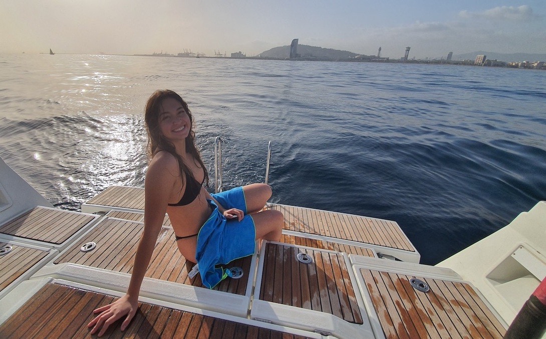 Paseo en velero al atardecer en Barcelona