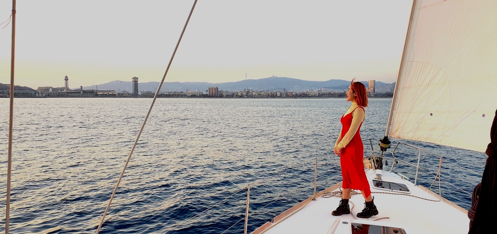 paseos en veleros atardecer en Barcelona.